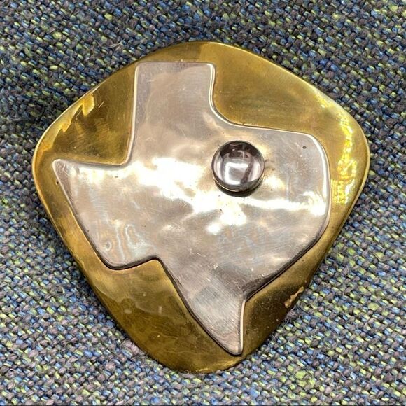 Handcrafted Silver Tone Texas Clear Glass Stud on Hammered Brass Brooch - Picture 3 of 16